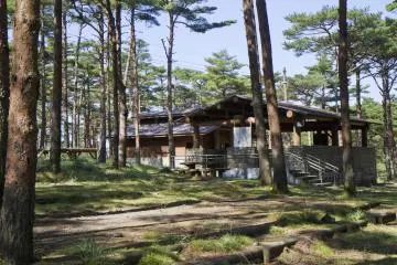 Le coin "lavabo" du camping à droite et le coin "douche " à gauche 