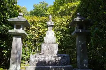 <p>Grave of Ashikaga Takauji (the first Shogun of the Muromachi Shogunate)</p>