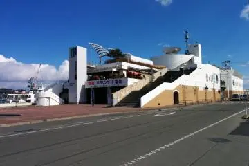 <p>The design of the complex is unique. While there are inside elevators from the the first to third floors (not to the observation deck however), stairs and decks are located on the outside.&nbsp;</p>