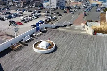 <p>The wooden deck of the second floor as seen from the observation deck. The architecture and building materials seemed appropriate&nbsp;for this seaside attraction.</p>