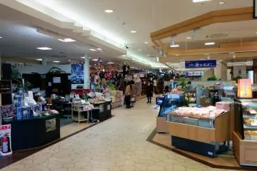 <p>There are some nice souvenir&nbsp;and food item stores on the first floor.</p>