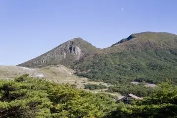 황량한 이오산(왼쪽)과 카라쿠니산(오른쪽) 절경