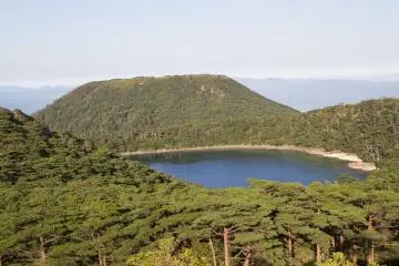 로쿠칸논 연못과 고시키 산의 꼭대기까지 이어진다.