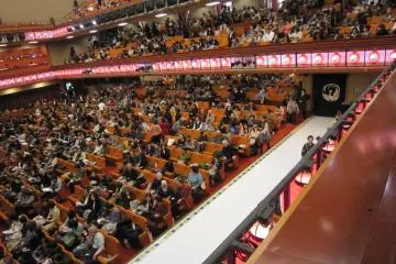 <p>สามารถมองเห็นฮานามิชิ(ถนนดอกไม้ : ทางเดินลงไปด้านล่างจากด้านหลังของโรงละคร)อย่างชัดเจนจากที่นั่งกล่องในชั้น 2</p>