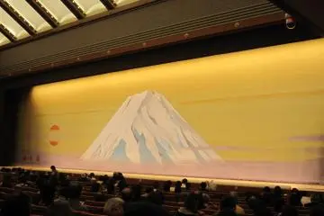<p>ฉากหนึ่งบนเวทีคาบุกิ-ซา ซึ่งแสดงให้เห็นถึงภูเขาไฟฟูจิ การแสดงที่นี่ได้รับบริจาคโดยผู้สนับสนุนจากบริษัทต่างๆ และหนึ่งในนั้นคือ นากาทานิ-เอน</p>