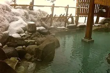 <p>แช่ออนเซ็นไปชมหิมะโปรยไปขึ้นสวรรค์บนดินแท้ๆ</p>