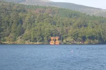 <p>ศาลเจ้าฮะโกเนะจากบนเรือ</p>