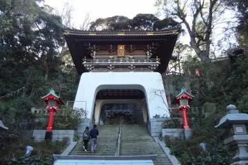 This white gate was created with the image of the Dragon Palace in mind.