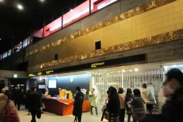 <p>มีร้านขายของขวัญอยู่ทางขวามือ (ปิดบริการก่อนการแสดงจบ) และบูธขายตั๋ว</p>