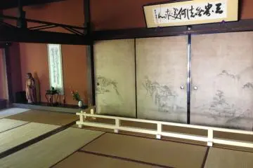<p>A corner praying room with beautiful door art</p>