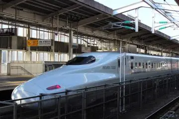 <p>ครั้งแรกที่ได้เจอกัน รถไฟหัวกระสุนชินคันเซ็น ภายในเหมือนเครื่องบินมากค่ะ การซื้อตั๋วก็เช่นกัน ต้องจองรอบก่อนล่วงหน้า ทุกคนจะมีที่นั่งของตัวเอง ไม่มีการยืนโหนเหมือนรถไฟทั่วไปนะคะ</p>