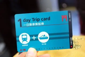 <p>มาถึงก็นั่งรถรางต่อไปที่พิพิธภัณฑ์ งวดนี้ซื้อบัตรแบบ 1-DAY วิ่งได้ไม่จำกัดทั้งรถรางและเรือค่ะ สนนราคา 840 yen หรือประมาณเกือบ 300 บาทค่ะ</p>