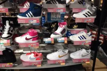 <p>ราคารองเท้าในร้าน ABC MART ซึ่งมีหลากหลายแบบให้เลือก</p>
