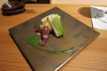 <p>อาหารจานหลัก ปลาหมึกหิ่งห้อยที่อร่อยมาก</p>