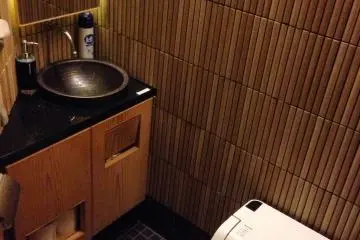 <p>ห้องน้ำแบบโมเดิร์นผสมความเป็นญี่ปุ่น</p>