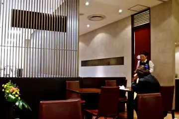 <p>Inside the caf&eacute; of Toraya Karyo, Yokohama</p>