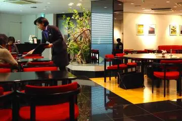<p>Inside the caf&eacute; of Toraya, Akasaka</p>