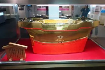 <p>A golden tub sits at the entrance. I am not sure of its origin or why it is in the Hula Museum.&nbsp;</p>