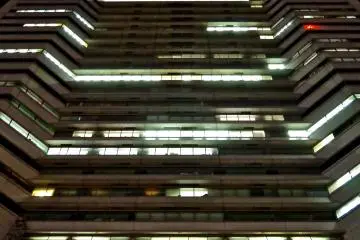 <p>ตึก Landmark Tower ตระหง่านอยู่เหนือท่าเรือ</p>