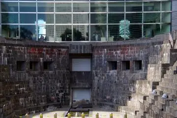 <p>ที่นั่งพักในห้องกระจกบนชั้น 3F ของตึก Landmark Tower (ข้างๆ Tully's) อยู่ช้างหน้า Dockyard Garden เลย</p>