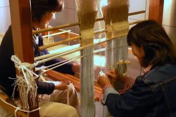 check out the weaving displays at the museum of handicrafts (Photo: weaving – <a href="http://www.flickr.com/photos/missioncontrol/4117967830/" target="_blank" rel="noreferrer noopener nofollow">Katie</a> / <a href="https://creativecommons.org/licenses/by-nc-sa/2.0/" target="_blank" rel="noreferrer noopener nofollow">CC BY-NC-SA 2.0</a>)