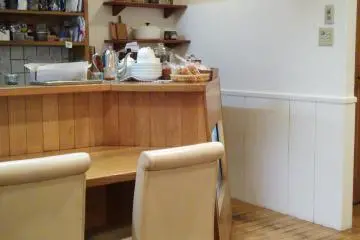<p>It's a very simple cafe, but with a nice atmosphere.</p>