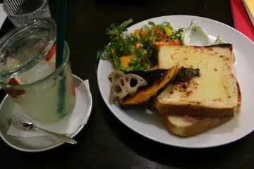<p>Croque monsieur กับแอปเปิลไซเดอร์ (หรือ น้ำมะนาว ที่คนอังกฤษคุ้นเคย)</p>