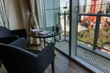 <p>It's hard to beat a view like this while enjoying a delicious breakfast in Tokyo! The large windows that line the club lounge have small tables like these placed along them, which is a perfect way to start off your morning.</p>