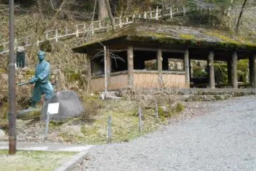 <p>Here you are, the Kojiro Falls (Ichijo Falls). There's a pavilion straight ahead and the statue of Sasaki Kojiro on the left</p>