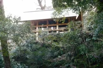 <p>Small shrine built above Kojiro Falls. I wonder how they managed to build it when there's no visible path to climb up there</p>
