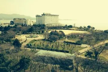 From the castle, one can look down on the sprawling Hou Park and, in the distance, Nagahama Dome and Hikone Castle