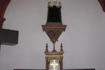 <p>Another alter on the left, inside the church</p>