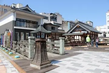 자료관(앞쪽)과 시바타 신사( 건너편)