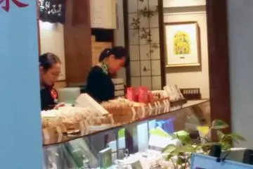 <p>The first floor sells sweets.</p>