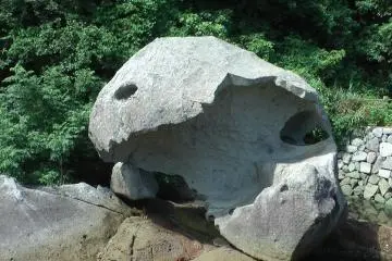 <p>Kabuto (Helmet) Rock in Arikawa</p>