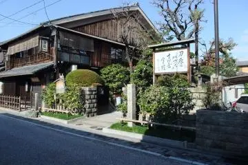 아주 오래된 것처럼 보이지만, 원래의 여관은 1868년 도쿠가와 쇼구네트와 한스 혁명가 사이에 있었던 도바-후시미 전투에서 타버렸다