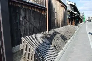  테라다야 인의 인근. 지난날의 일본 같아요!