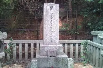 <p>Tomb stone of Ikumatsu, the wife of Kogoro Katsura. A popular Geisha who became the wife of a Meiji statesman. She was famous for her intelligence, beauty and dedication to her husband. When her husband was attacked by Tokugawa's police force, she hid him in a small closet and duped the police force with her ready wit</p>