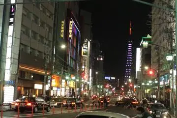<p>บรรยากาศถนนที่มีร้านนั่งดื่มมากมาย</p>