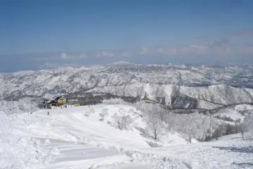 The fabulous view from the mountain peak (Photo: Yoshie )