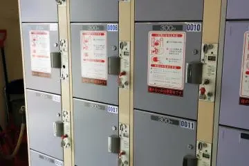 <p>Large size coin lockers to store your belongings.&nbsp;</p>