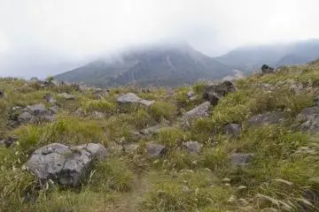 <p>ภูเขา Karakuni มักจะถูกปกคลุมไปด้วยหมอกหรือเมฆระดับต่ำ</p>