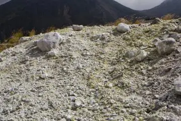 <p>ภูเขา Karakuni ปรากฎขึ้นมาลางๆ ในความมืดเหนือจุดสูงสุดของภูเขาไอโอ</p>