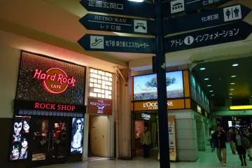 <p>สถานี Ueno มี Hard Rock Cafe ด้วยอะ หรูปะ</p>