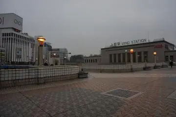 <p>สถานีรถไฟ ueno อยู่ใกล้แค่เอื้อม มีสะพานลอยกว้างขวางเดินสะดวก</p>