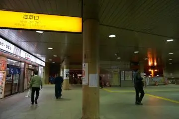<p>ออกทางออก asakusa ของสถานี Ueno ขึ้นบันไดเลื่อนทางขวา</p>