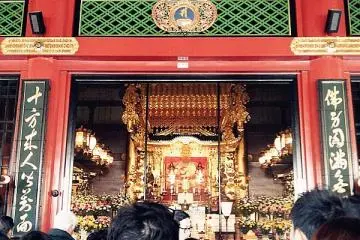 <p>บรรยากาศนักท่องเที่ยวชาวญี่ปุ่นและชาวต่างชาติจำนวนมากที่เข้ามาสักการะเทพเจ้าคันนน</p>