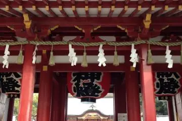 <p>ถึงแล้วประตูใหญ่สีแดง มองเข้าไปเห็นศาลเจ้าดาไซฟุ</p>