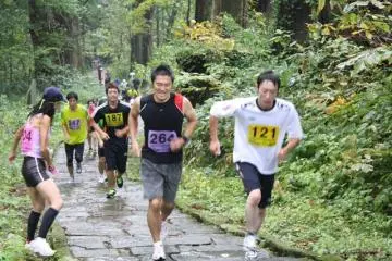 Working to push themselves up... (Photo: 出羽商工会/DewaSCI (Dewa Shokokai))