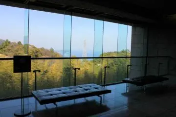 Sit on the elegant benches in the lobby, which overlooks the beautiful blue seascape beyond the bamboo trees. (Photo: Tyra 'nell Pille)